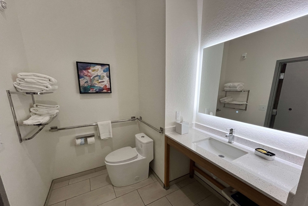 Room, 2 Queen Beds, Roll-in Shower (Mobility Accessible) - Photo 3
