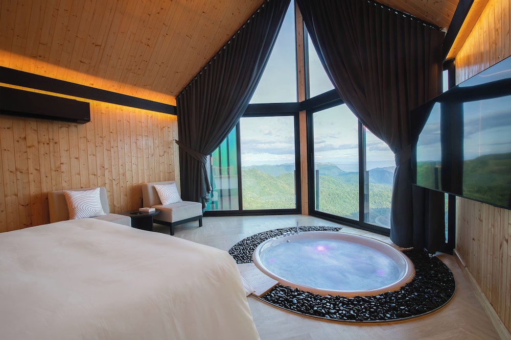 Honeymoon Suite - Photo 8