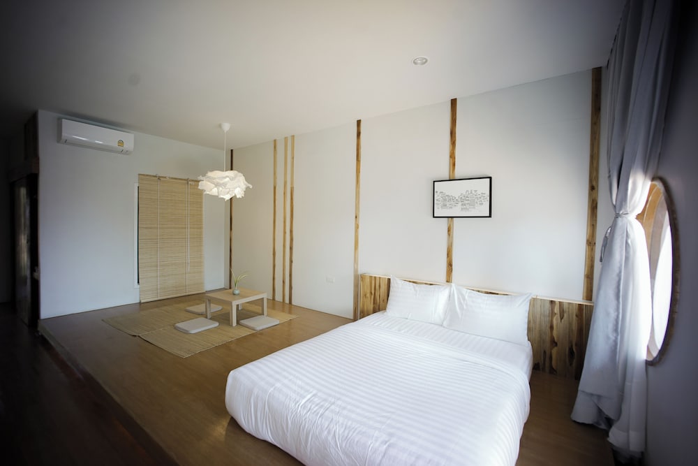 Queen Room with Pool View - Photo 1