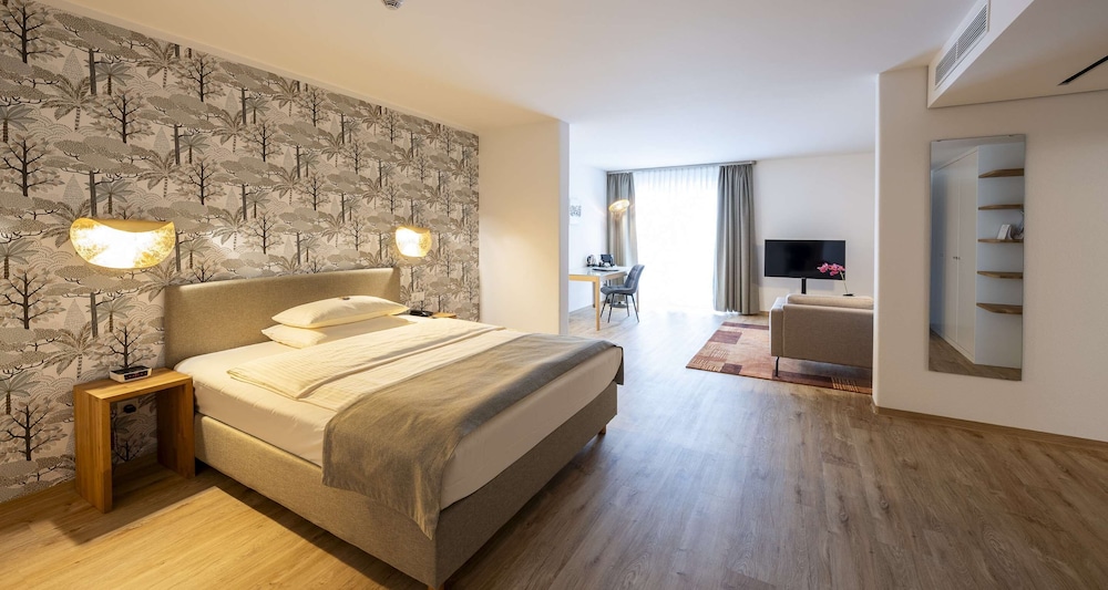 Suite, 1 Queen Bed - Photo 3