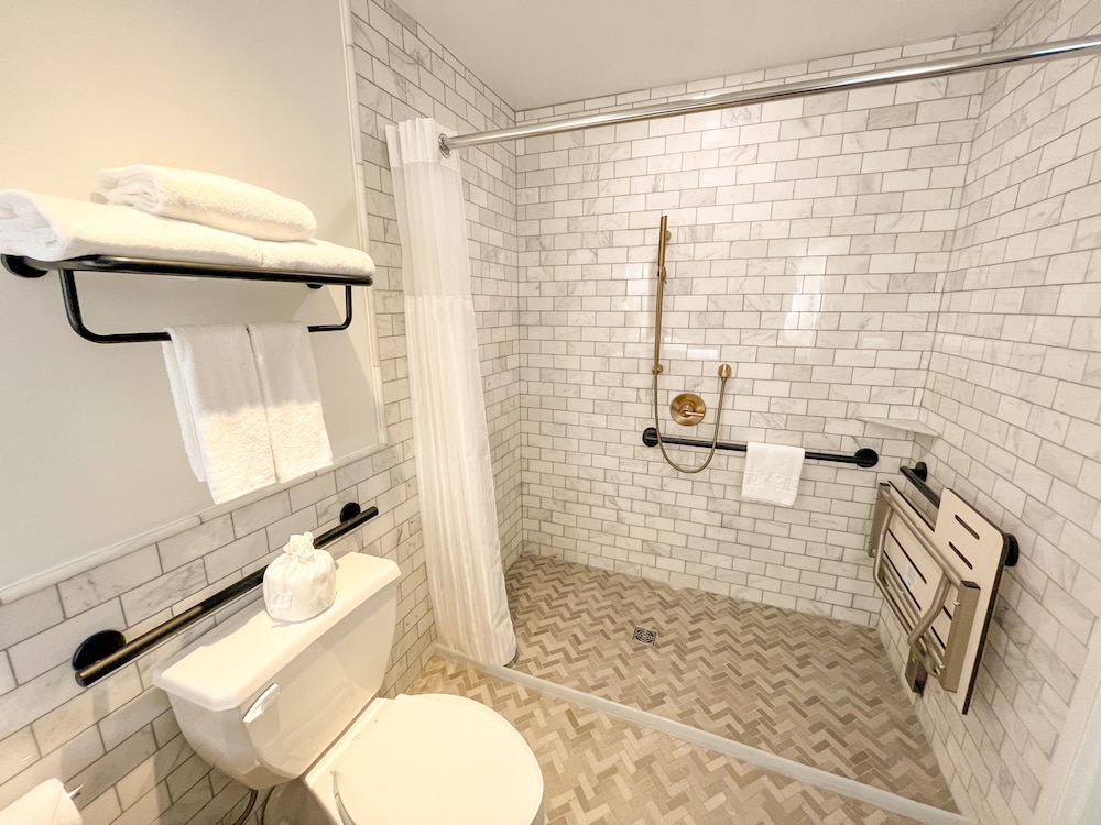 Deluxe Queen Accessible