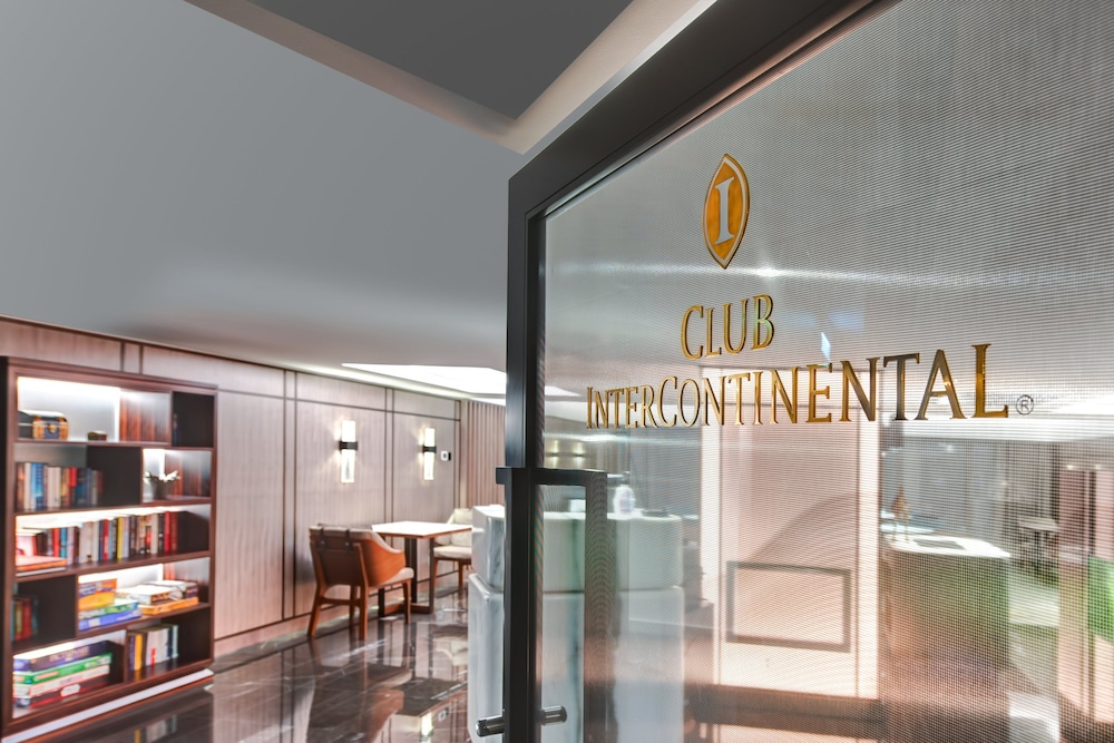 Club Room, 2 Queen Beds, Accessible, Balcony (Club Lounge Access) - Photo 7