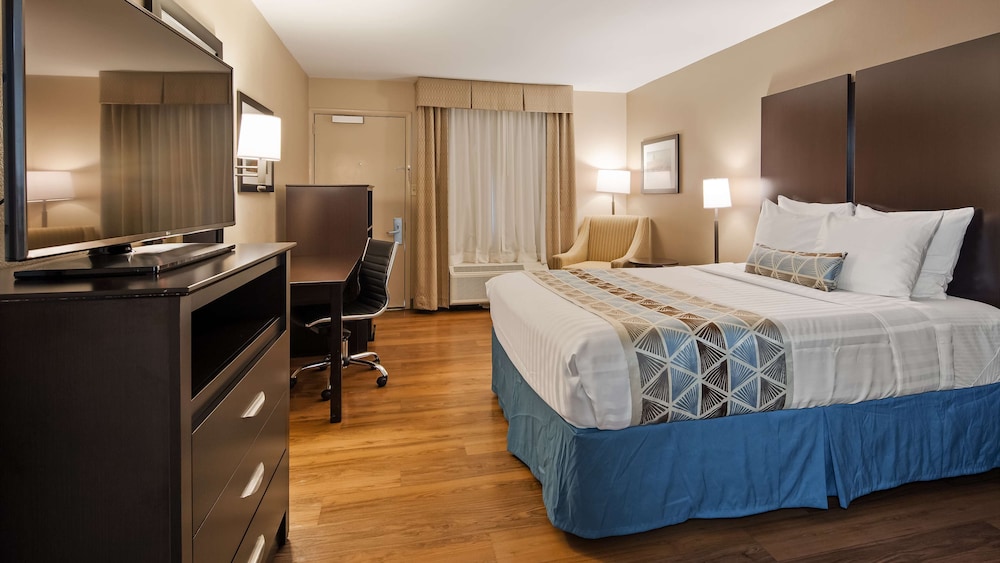 Standard Room, 1 Queen Bed, Accessible, Bathtub - Photo 1