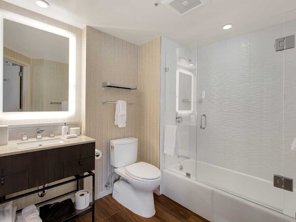 Junior Suite, 1 Queen Bed - Photo 10