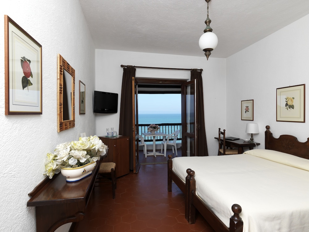 Standard Double or Twin Room, Sea View - Photo 1