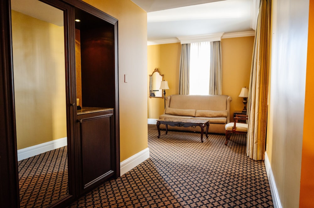 King Suite (24/7 Front Desk) - Photo 1