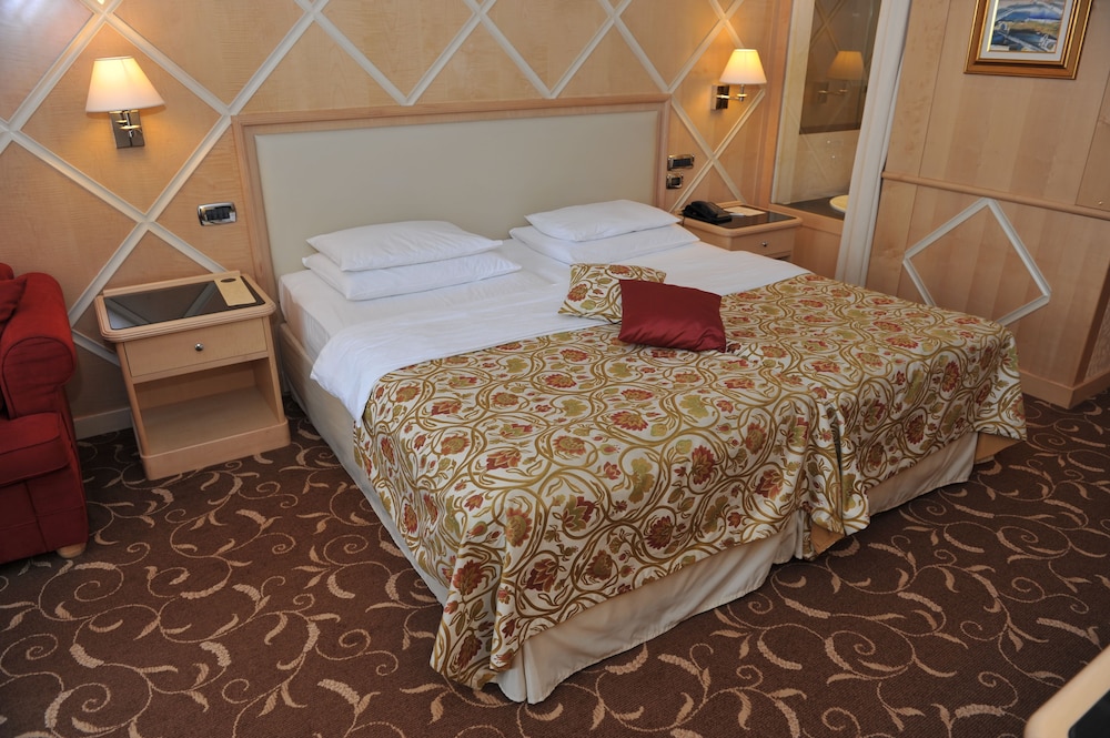 Superior Double or Twin Room, Balcony, Pool View - Photo 5