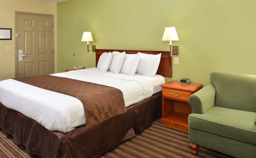 Room, 1 King Bed - Photo 3