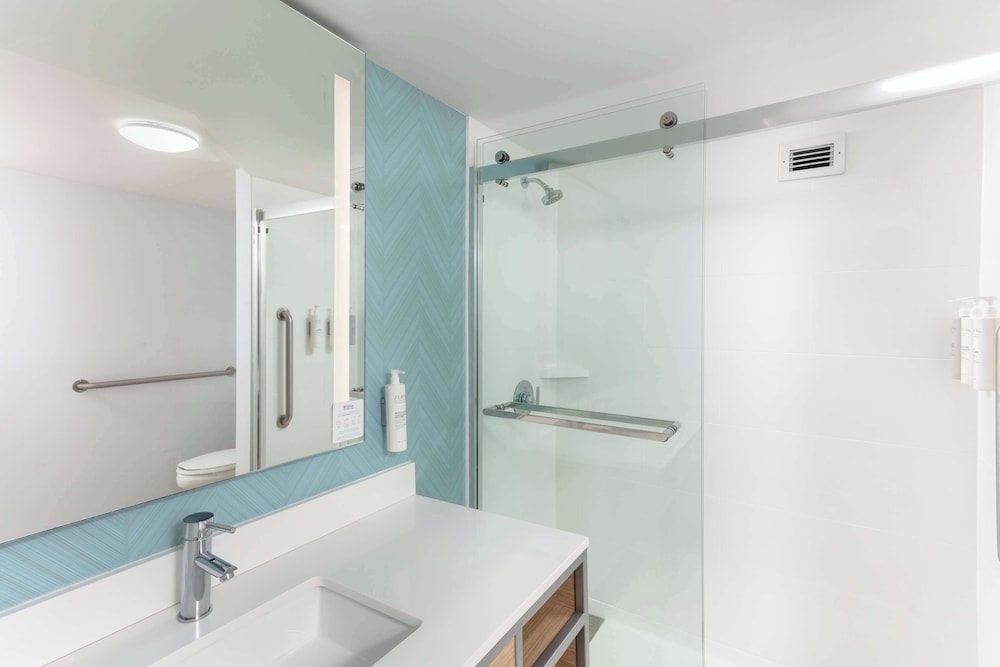 Room, 2 Queen Beds, Accessible, Bathtub (Mobility & Hearing) - Photo 4