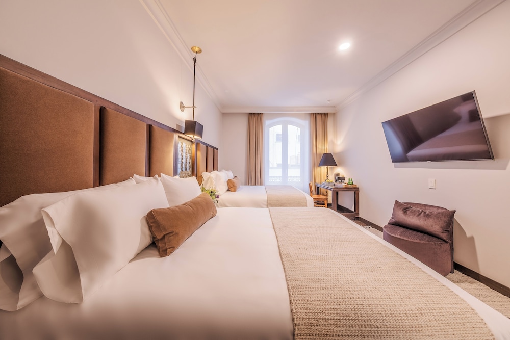 Premium Studio Suite, 2 Queen Beds, Balcony photo 2