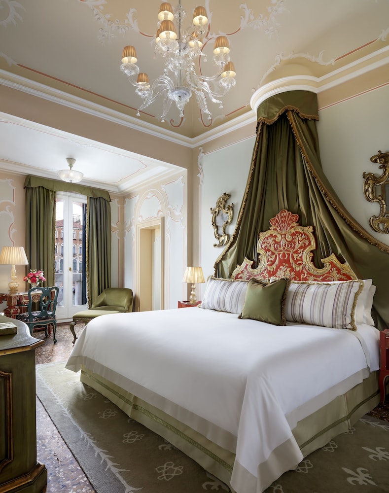 Grand Room, 1 King Bed