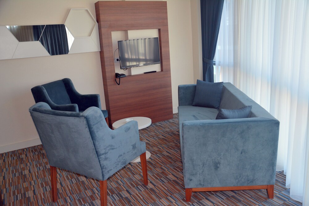 Deluxe Suite, City View