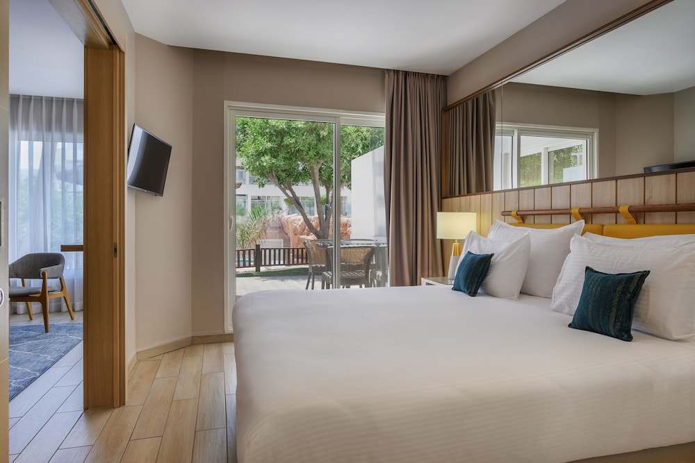 Pool Access Family Garden Suite