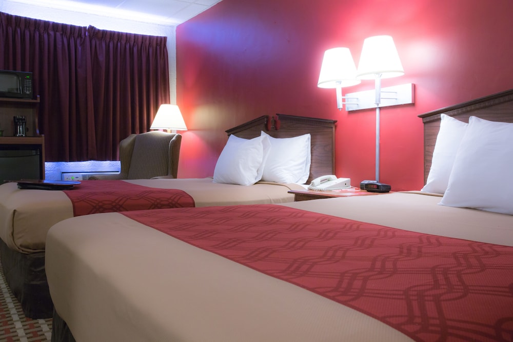 Room, 2 Queen Beds - Photo 7