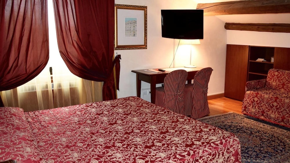 Junior Quadruple Room, Hill View photo 2