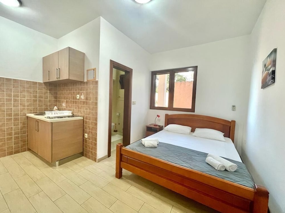 Basic Studio, 1 Queen Bed With Sofa Bed, Garden View