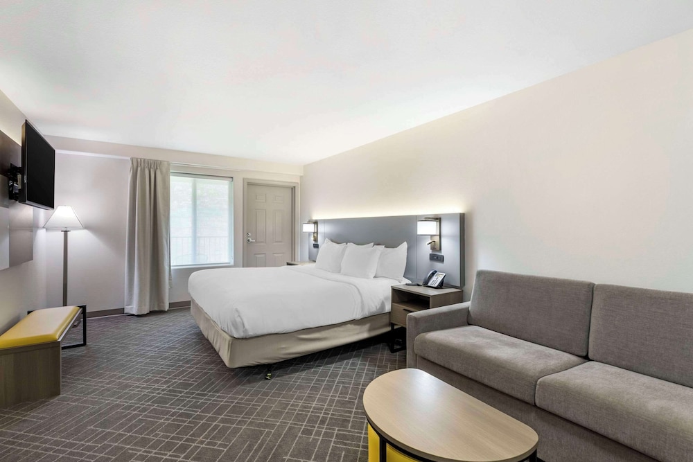 Suite, Multiple Beds, Non Smoking (Efficiency, Upgrade) - Photo 4