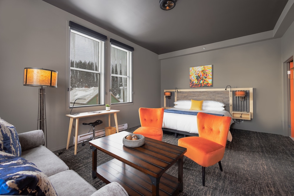 Signature Studio Suite, 1 King Bed with Sofa bed, Kitchenette photo 2