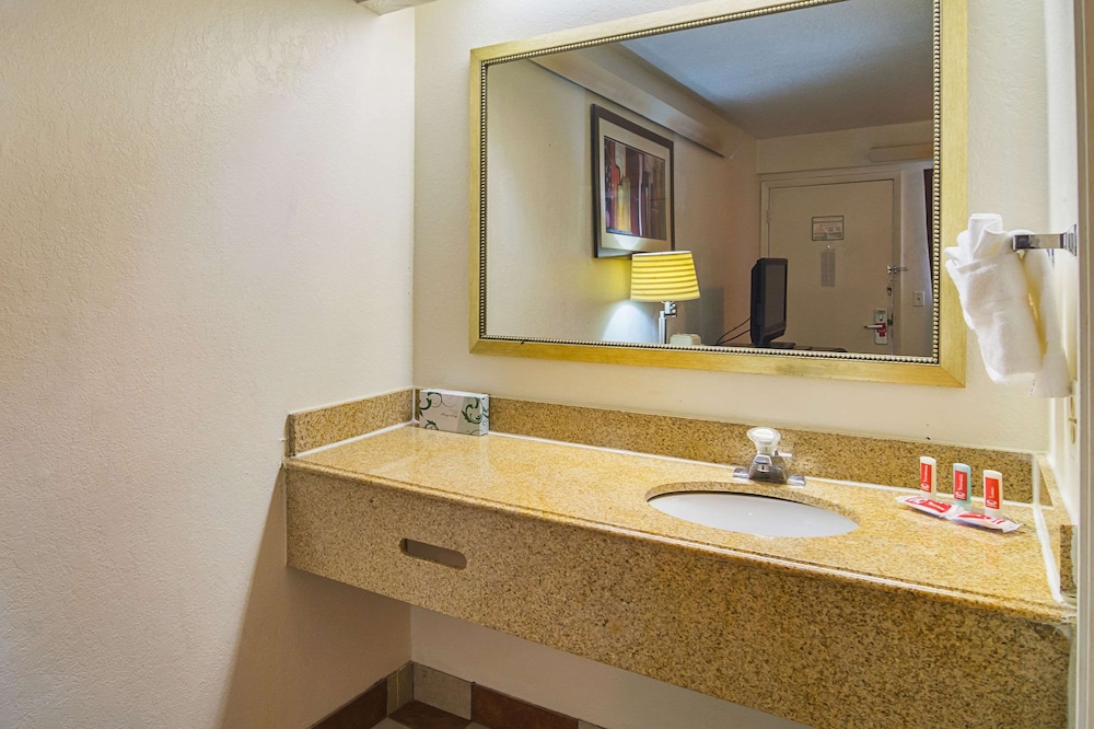 Room, 1 Double Bed, Non Smoking - Photo 3
