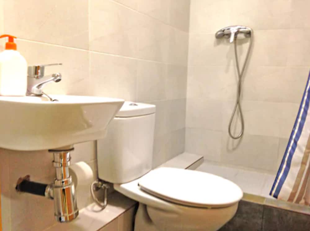 Double or Twin Room, 1 Bedroom, Private Bathroom photo 2