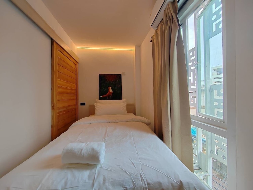 Compact Single Room with Window photo 1