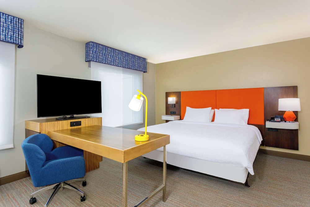 Room, 1 King Bed, Accessible with Roll-In Shower - Photo 4