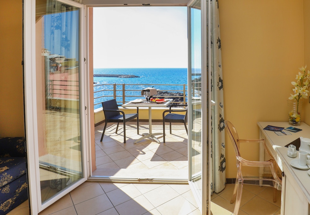 Junior Suite, Jetted Tub, Sea View - Photo 7