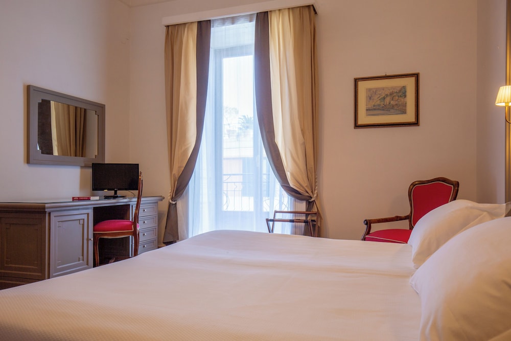 Superior Room, Partial Sea View photo 2