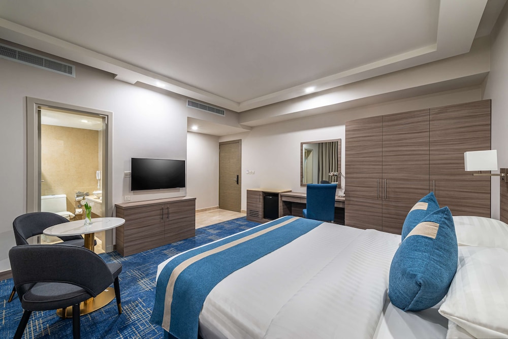 Standard Studio, 1 King Bed, Non Smoking - Photo 2