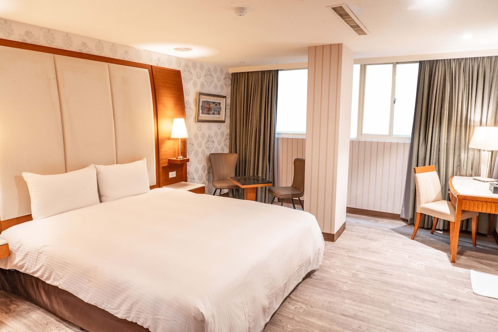 Deluxe Suite, 1 King Bed (Rose)
