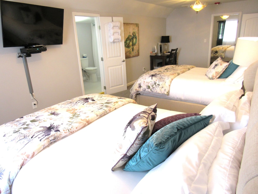 Basic Room, 2 Queen Beds photo 3