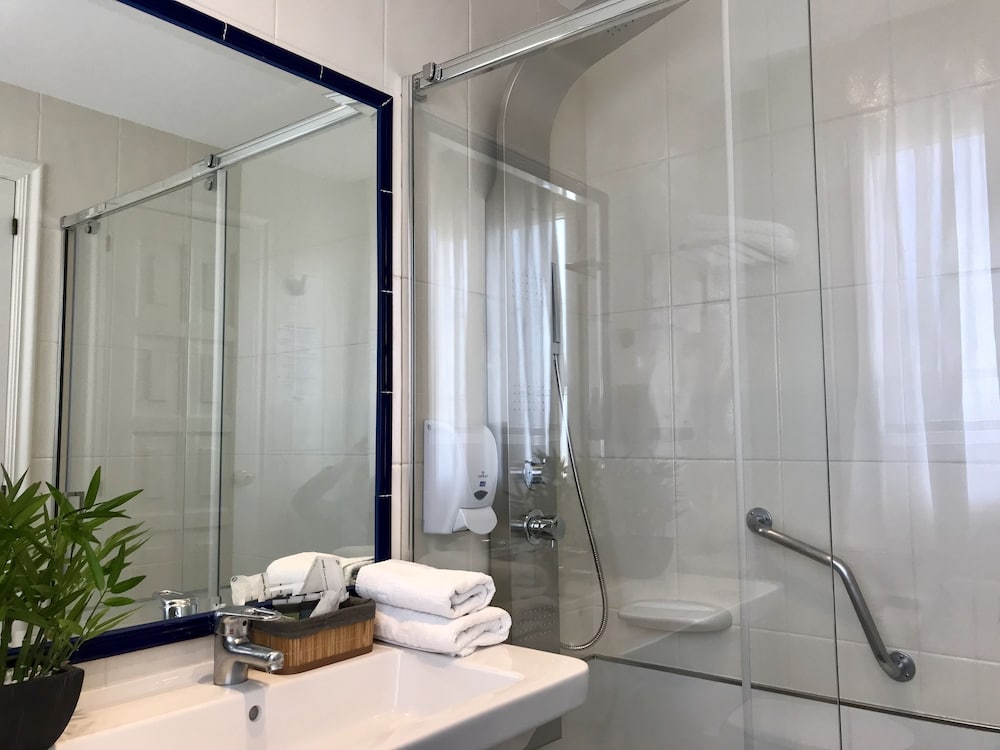 Double or Twin Room - Photo 4