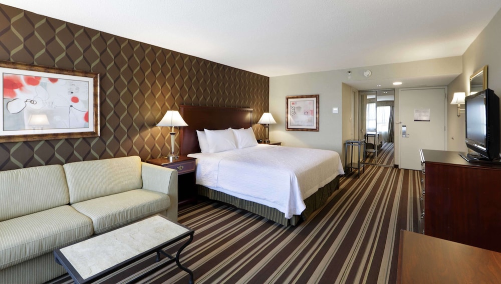 Premium Room, 1 King Bed with Sofa bed, Non Smoking, Refrigerator (with Drinks & Snacks) photo 3
