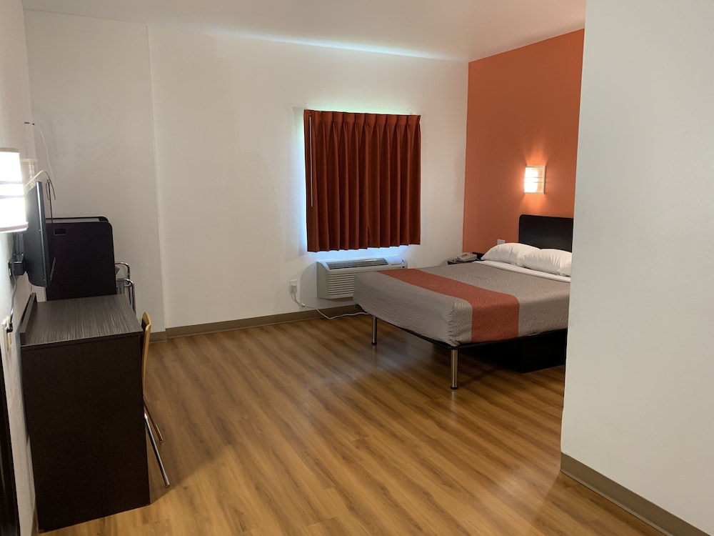 Standard Room, 1 Queen Bed, Accessible, Non Smoking photo 2