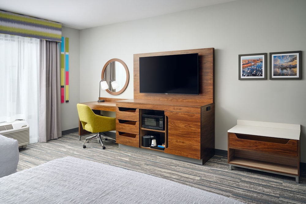 Room, 2 Queen Beds, Accessible, Bathtub - Photo 4