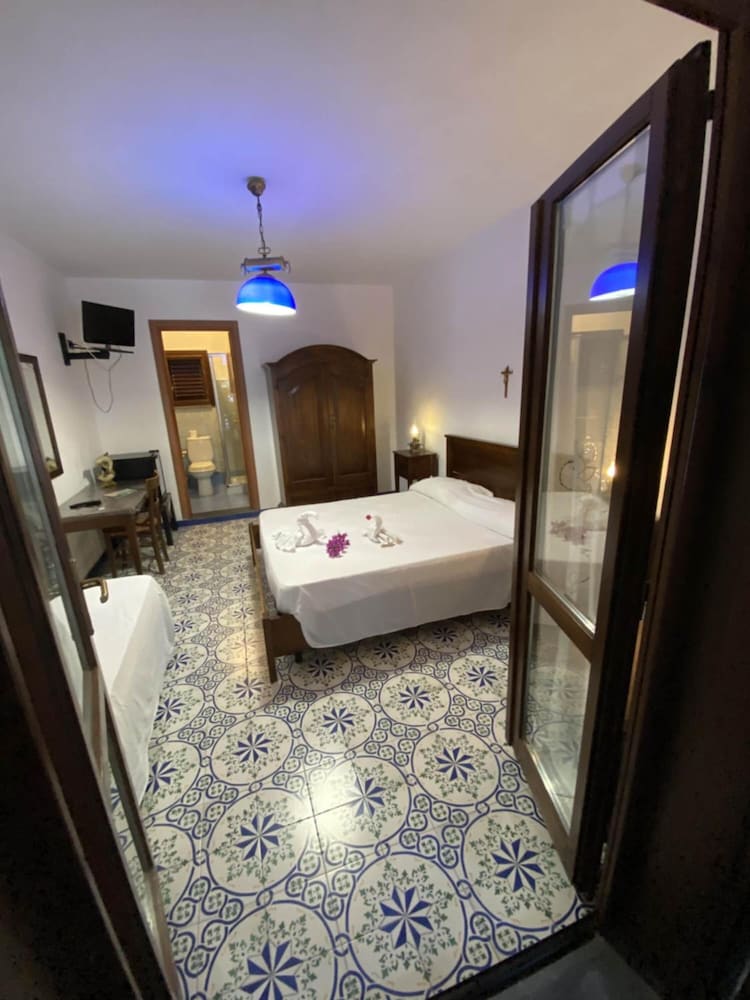 Comfort Double Room, Ensuite, Pool View photo 1