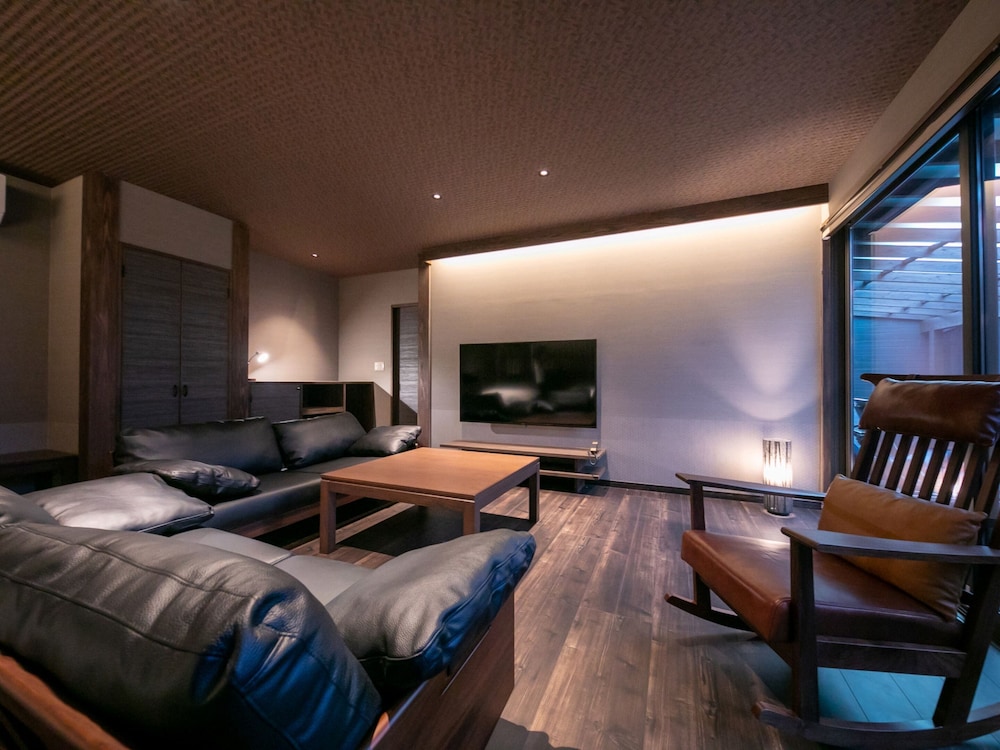 Suite, 4 Beds, private bath, Non Smoking - Photo 10