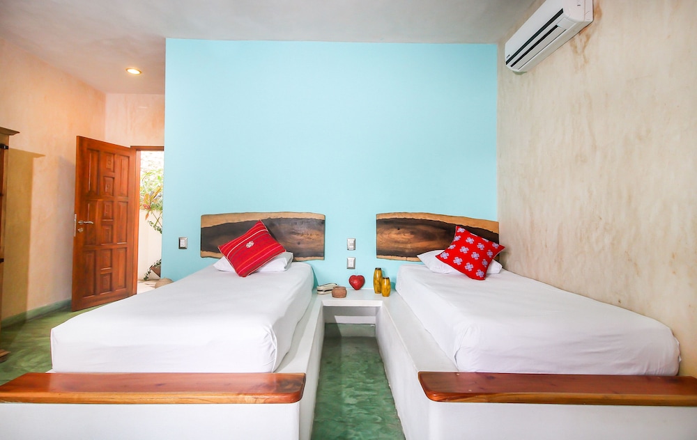 Room with Two Twin Beds with Balcony and Private Bathroom