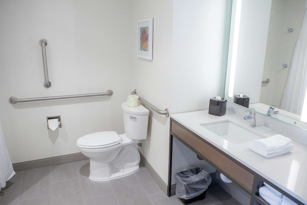 Room, 2 Queen Beds, Accessible (Roll-In Shower) photo 2
