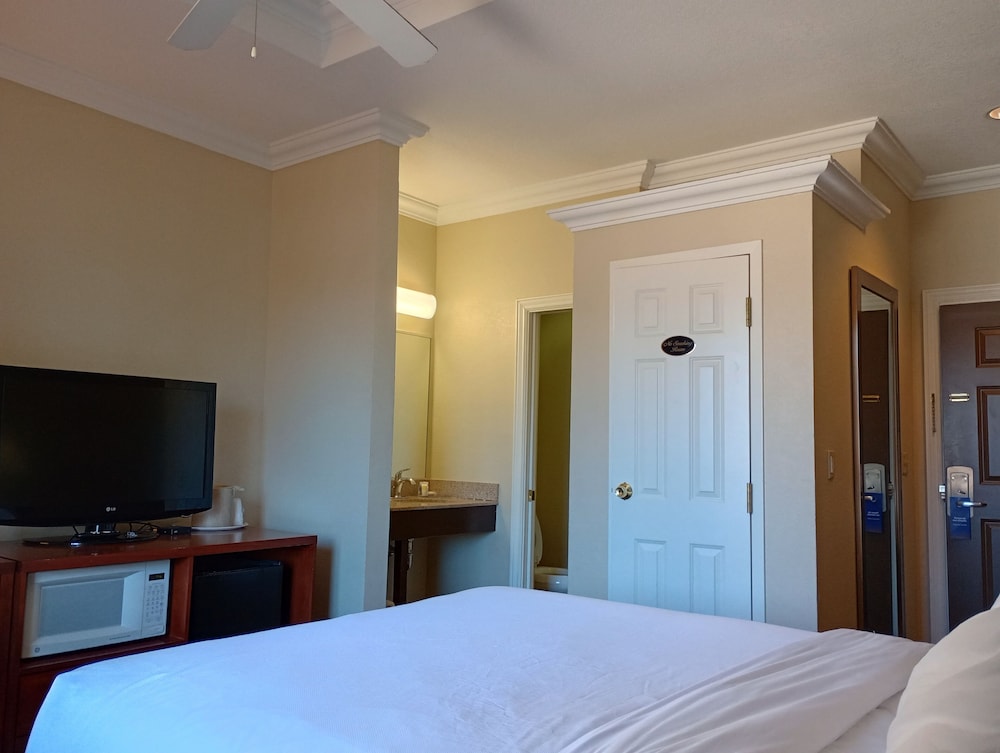 Basic Room, 1 Queen Bed - Photo 2