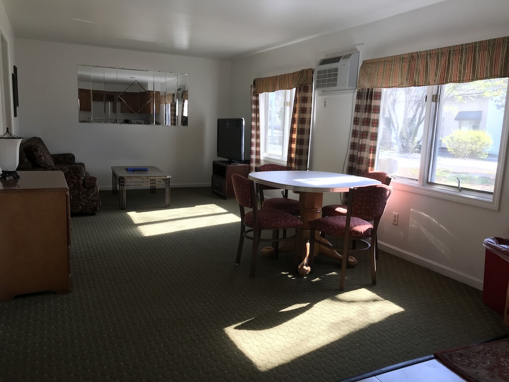 Two Bedroom Cottage - Photo 1