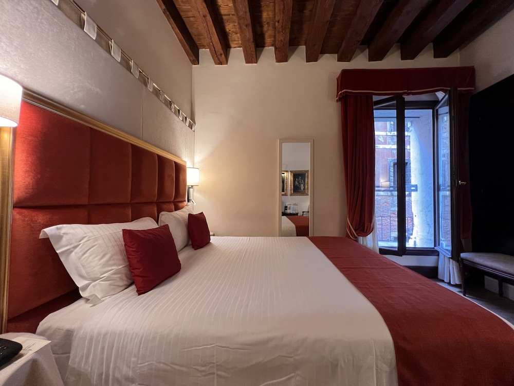 Classic Double Room, Canal View photo 1