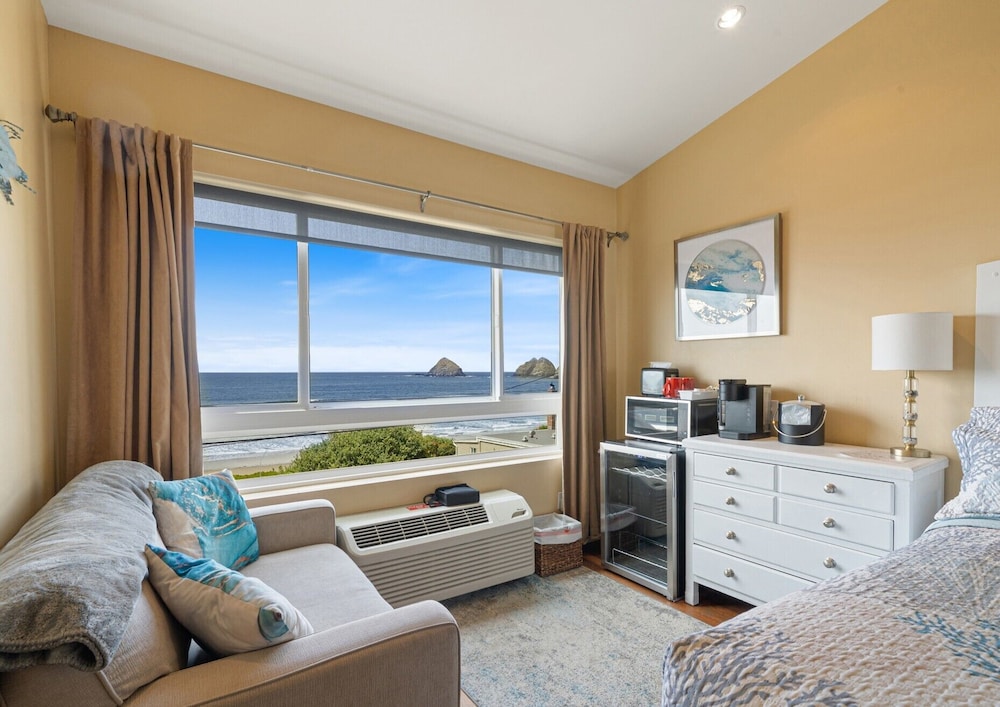 Standard Room, 1 King Bed with Sofa bed, Ocean View, Sea Facing photo 2