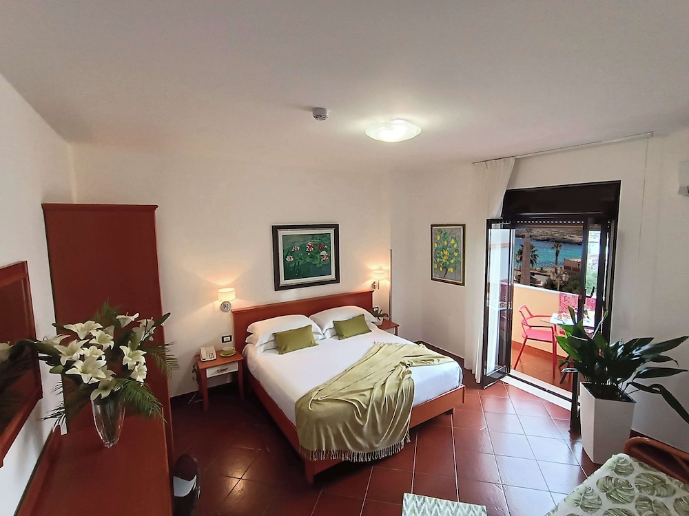Superior Room, 1 Queen Bed, Balcony, Sea View (Converts to 2 Twin Beds) photo 2
