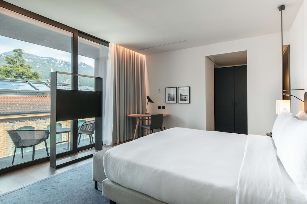 Deluxe Room, 1 King Bed, Balcony