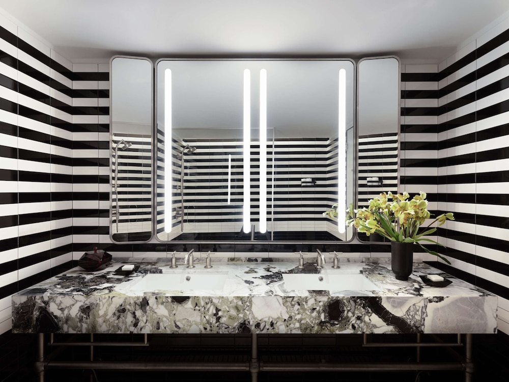 Suite, 1 Bedroom, Accessible, City View (with Roll-in Shower) thumbnail 6
