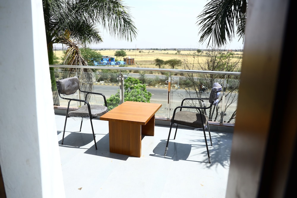 4 Bed Family Room With Balcony photo 2