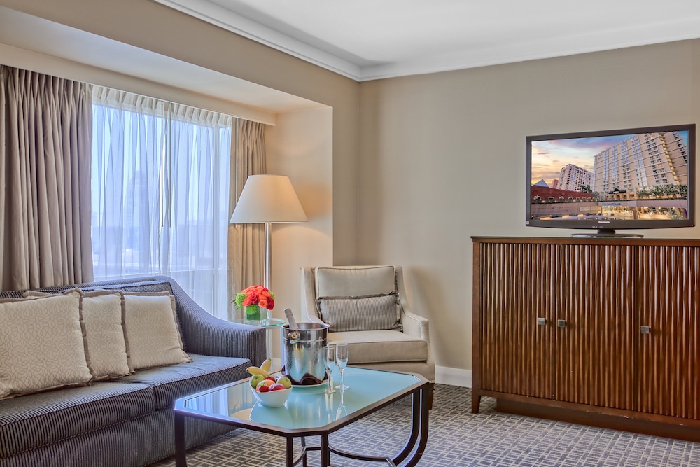 Club Room, 1 King Bed, Accessible thumbnail 6