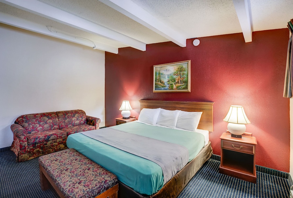 Room, 1 King Bed, Smoking photo 1