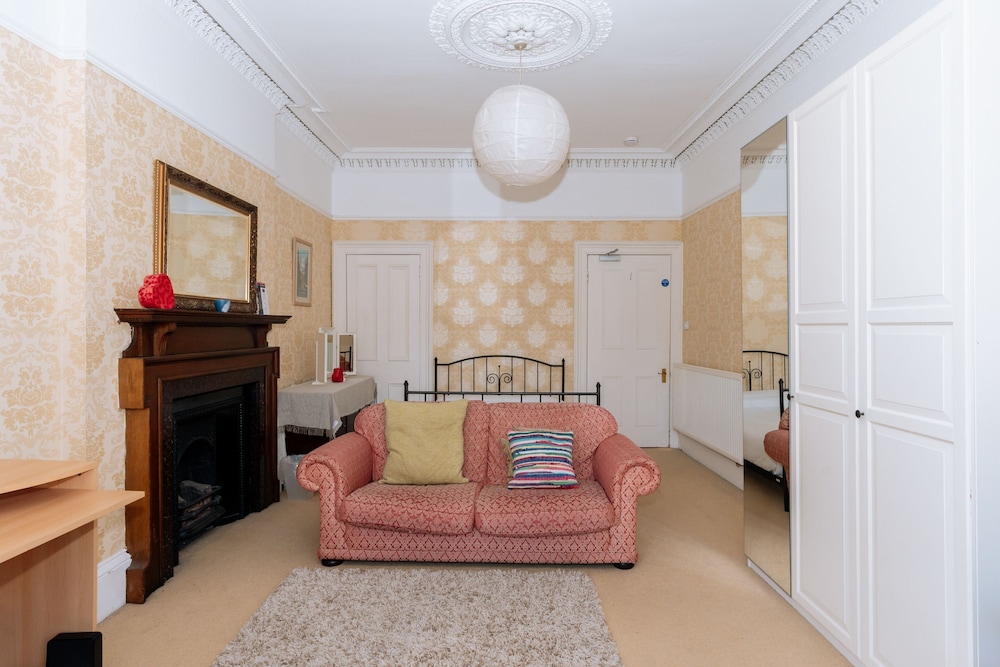 Basic Apartment, Multiple Beds